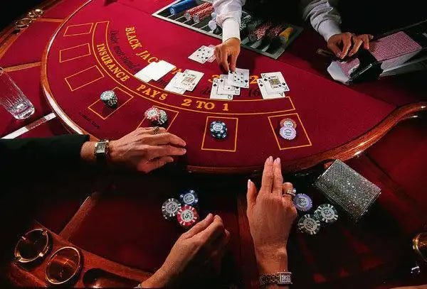 Gambaran pengguna seniorbet menggunakan perangkat mobile dengan fitur poin reward aktif dan pengaturan anggaran